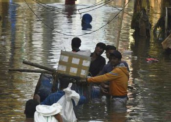 Hyderabad floods | Police personnel turn real heroes