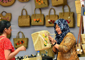 A gathering of skilled Indian artisans presenting their artwork.