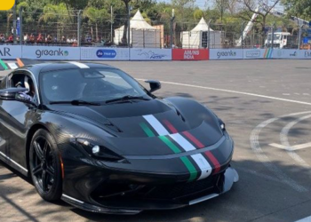 During the Formula E event in Hyderabad, Sachin Tendulkar was spotted inspecting India’s most expensive supercar Pininfarina Battista