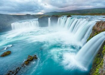 Explore these picturesque waterfalls near Hyderabad this monsoon season.